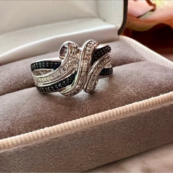 Vintage Blue and White Diamond Crossover style ring. Solid 925 Sterling Silver. - Picture 12 of 15